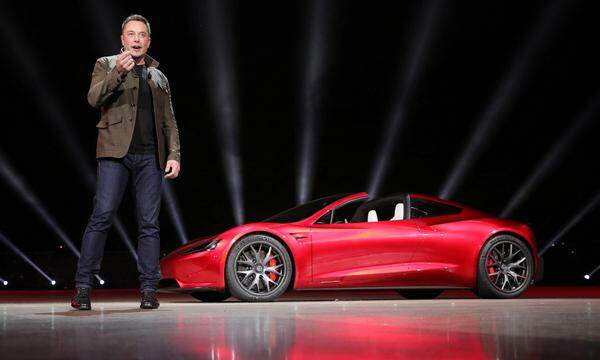 Musk stellte Ende 2017 erstmals einen Roadster-Prototyp der zweiten Generation vor und sagte damals, dass das Auto drei Jahre später auf den Markt kommen würde.