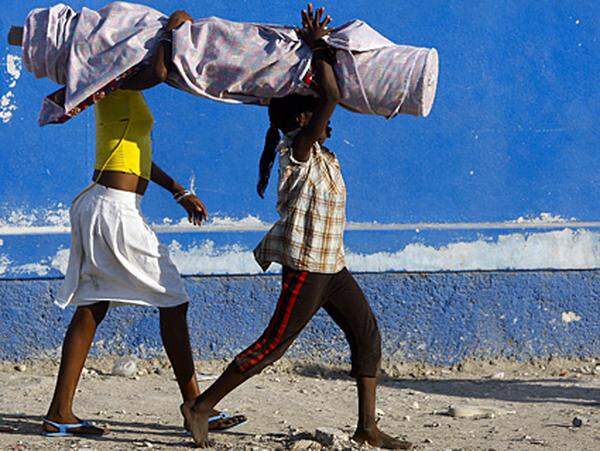 Frauen in Haiti werden nach dem verheerenden Erdbeben zunehmend Opfer von Gewalt. Vor allem aus Gefängnissen geflohene Kriminelle belästigten und vergewaltigten Frauen und Mädchen, die in Zeltlagern Zuflucht gesucht haben.