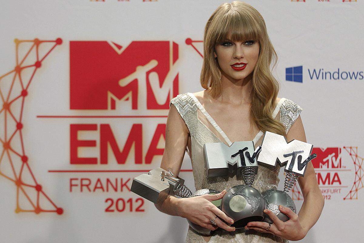 Die große Abräumerin der nicht ganz so großen Show war Taylor Swift. Die Singer/Songwriterin gewann in den Kategorien "Best Female Artist", "Best Live-Act" und "Best Look".