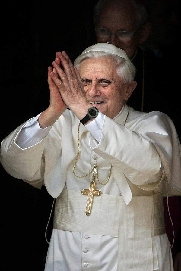 Joseph Ratzinger stammt aus der kleinen bayrischen Ortschaft Marktl am Inn. Bis 28. Februar 2013 war er Oberhaupt der Katholischen Kirche und kümmerte sich um Millionen Gläubige von seinem Sitz im Vatikan aus.