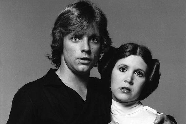 Ich werde sie sehr vermissen." Mark Hamill, der in der Sternen-Krieger-Saga Luke Skywalker verkörperte, postete bei Twitter ein Foto von Fisher und sich und schrieb dazu: "Keine Worte. #tief bestürzt"