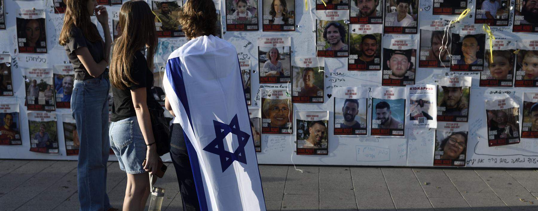 Täglich pilgern Angehörige und Freunde der Entführten zum „Platz der Geiseln“ vor dem Tel Aviver Kunstmuseum.
