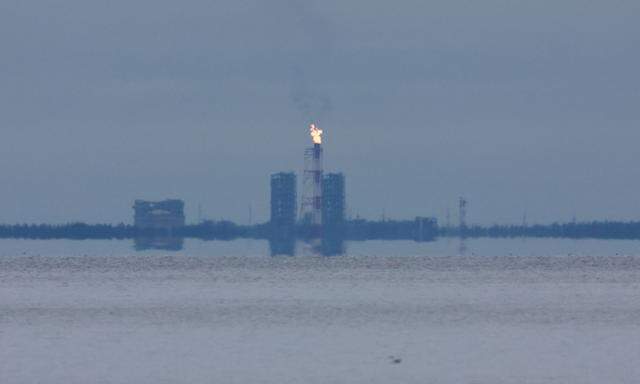 Eine Gasfackel in der Bucht von Portovaya an der Küste des Finnischen Meerbusens in der Region Leningrad.
