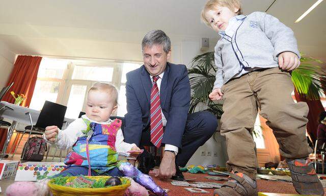 Die Kinder stehen im Zentrum, betont ÖVP-Obmann Spindelegger (im Bild vor Ostern bei einem Familienfrühstück) zum Modell der ÖVP.