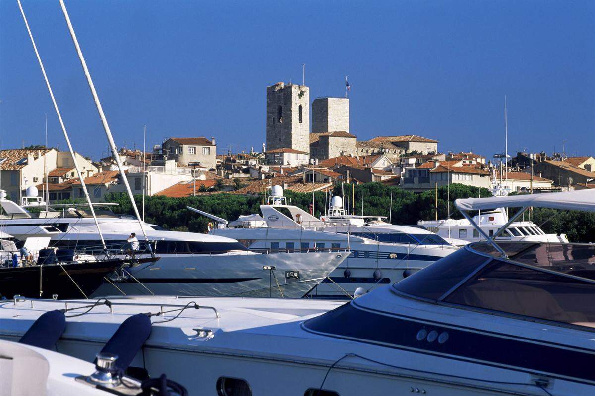 Die Marina Port Vauban ist eine der größten Marinas der Côte d'Azur. Hier muss man 2045 Euro täglich berappen. Knapp 1650 Yachten finden hier ihren Platz, darunter auch Megayachten bis zu 170 Metern.    