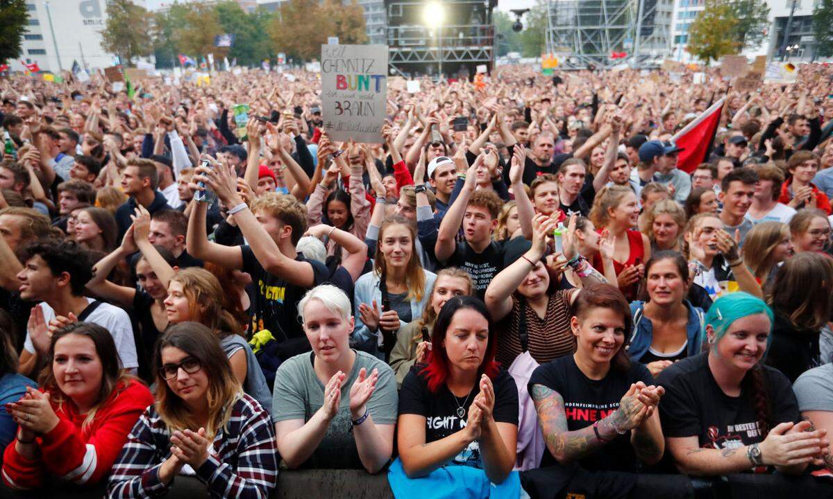 Die Stadtverwaltung bezifferte die Zahl der Besucher auf 65.000, Tote-Hosen-Sänger Campino sprach am Ende des Konzerts sogar von 70.000. Die beste Nachricht gleich zu Beginn: Laut Polizei blieb war es ein friedlicher Abend.