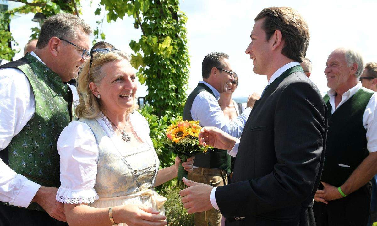Bundeskanzler Sebastian Kurz (ÖVP) reiht sich in die Reihe der Gratulanten; ebenfalls in Tracht.