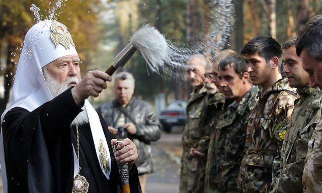 Kirche und Armee: Der ukrainische Patriarch Filaret bei der Segnung von Soldaten der Nationalgarde