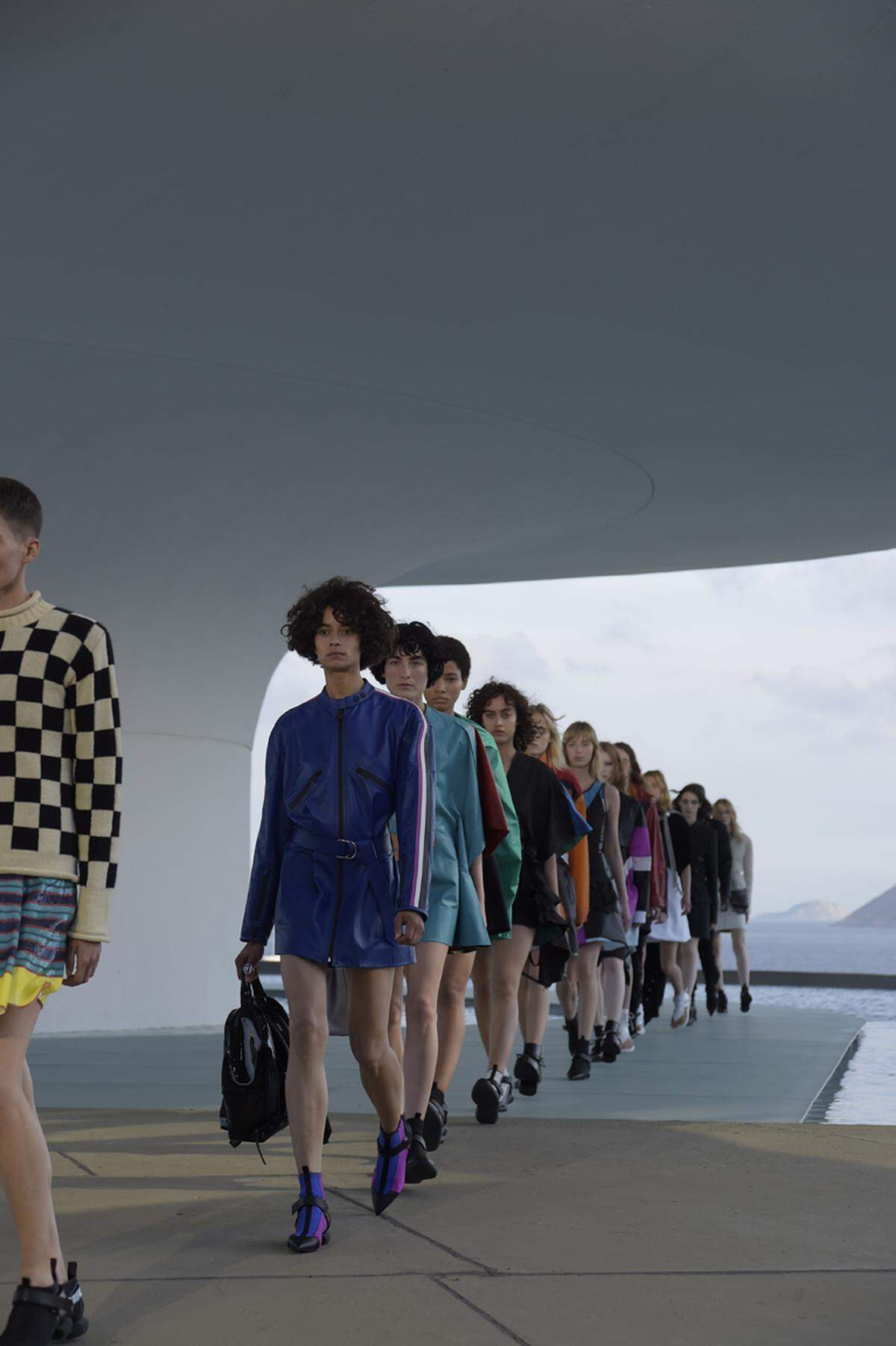 Modeschauen an tropischen Zielen abzuhalten, liegt momentan im Trend. Chanel hat erst kürzlich in Kuba seine neueste Kollektion präsentiert.