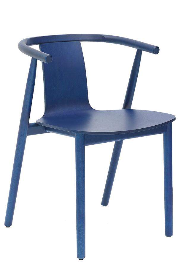 Der Stuhl „Bac“ in Blau von Cappellini heißt „Bac Blu“ und stammt von der bewährten Entwurfshand von Jasper Morrison.