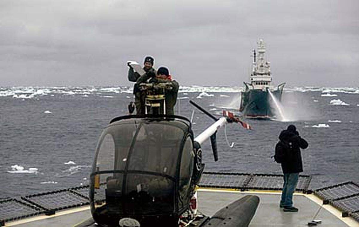 Laut den "Sea Shepherds" sei die "Shonan Maru No. 2" nicht nur mit Wasserkanonen, sondern auch mit akustischen Waffen auf sie losgegangen. Die "Long Range Acoustic Devices" (LRAD) - auch bekannt als Schallkanonen - sind eine nicht-tödliche Waffe, die aber starke Schmerzen verursachen.