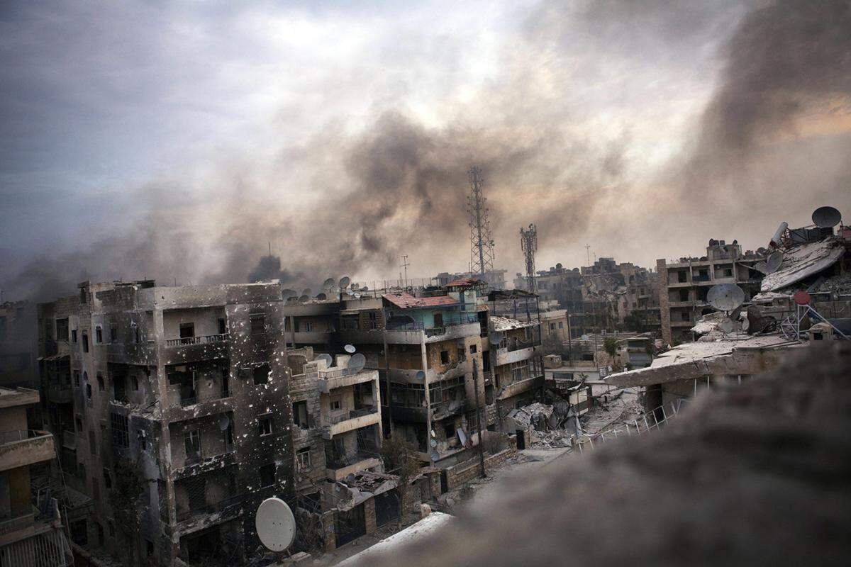 2. Oktober, Aleppo, Syren. Das Syrische Militär hat Verstärkung in die seit Wochen umkämpfte Stadt im Nordwesten des Landes geschickt.