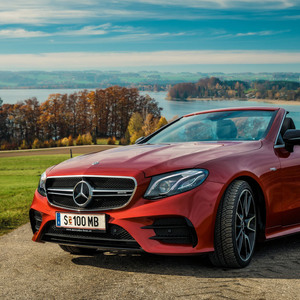 Luftbad. Quasi ­E-klassisches Cabrio vor Seekulisse: ­Mercedes E-Klasse, Mattsee.  