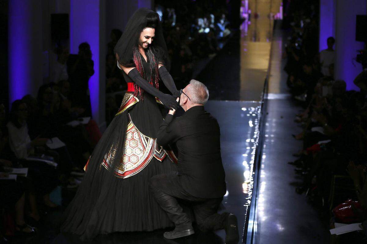 2014 machte er Conchita Wurst beim Grande Finale seiner Pariser Haute-Couture-Show zur Braut.