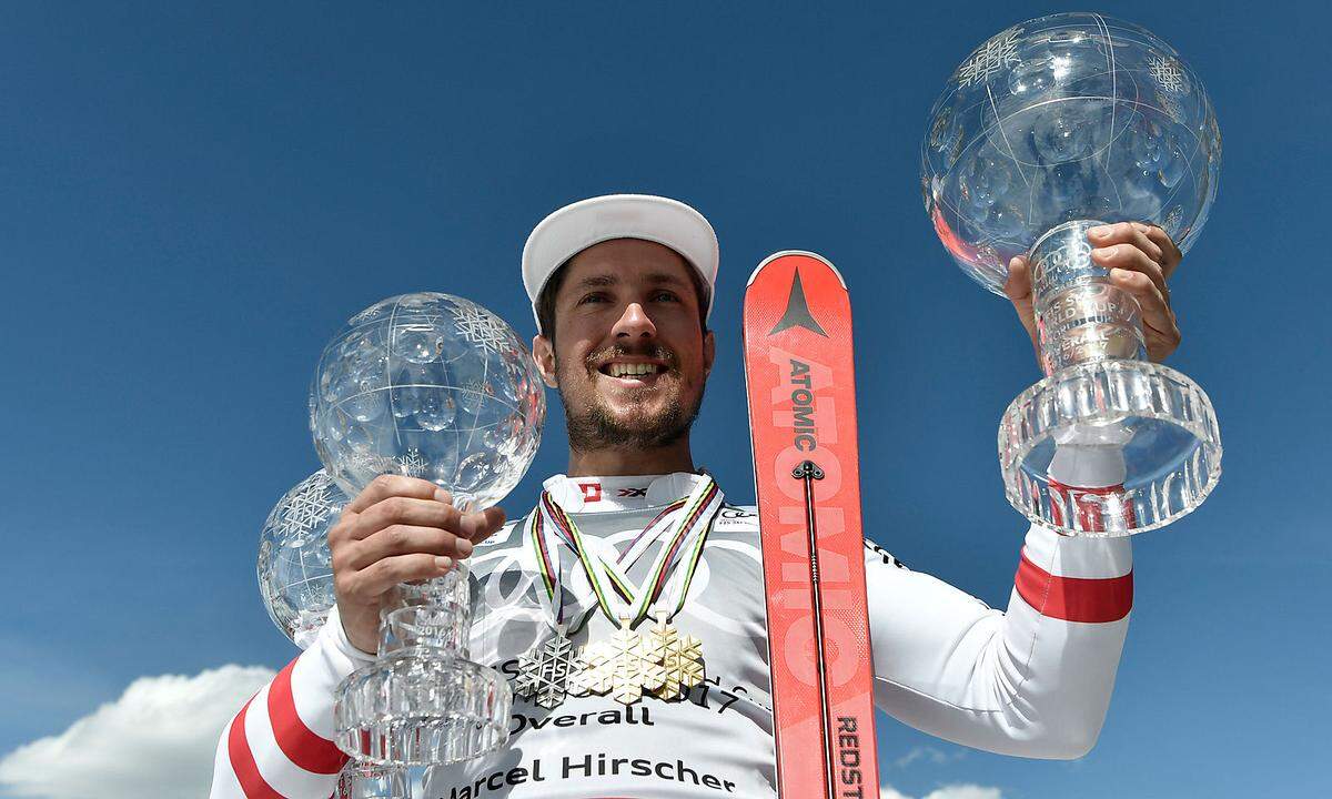 Marcel Hirscher hat seine Dominanz im alpinen Skiweltcup unterstrichen und mit dem sechsten Gesamtweltcupsieg in Folge Geschichte geschrieben. Glitzerndes Beiwerk seiner erfolgreichen Saison: Die kleinen Kristallkugeln für Slalom- und Riesentorlaufwertung sowie zweimal Gold bei der WM in St. Moritz.