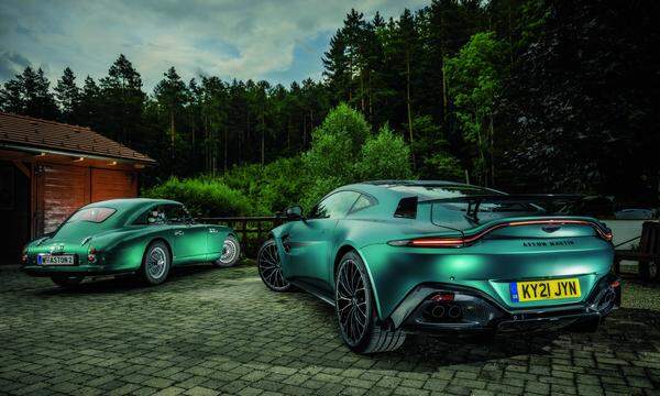 Dreiviertelansicht von hinten, das ist bei beiden eine starke Perspektive. Aston Martin kann das einfach.