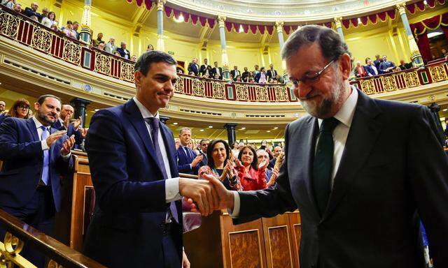 Mariano Rajoy (re.) gratuliert Pedro Sanchez nach dem erfolgreichen Misstrauensvotum gegen ihn.