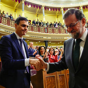 Mariano Rajoy (re.) gratuliert Pedro Sanchez nach dem erfolgreichen Misstrauensvotum gegen ihn.