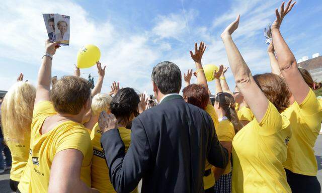 Michael Spindelegger wird im Wahlkampf von ÖVP-Fans bedrängt – und von Konkurrenzparteien rechts der Mitte.