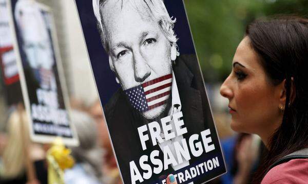 Ein Foto vom 17. Mai vor dem Innenministerium in London. Unterstützer von Julian Assange sind gegen die Auslieferung des Wikileaks-Gründers auf die Straße gegangen.