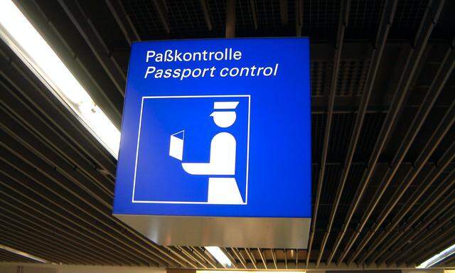 Schild der Passkontrolle auf einem Flughafen