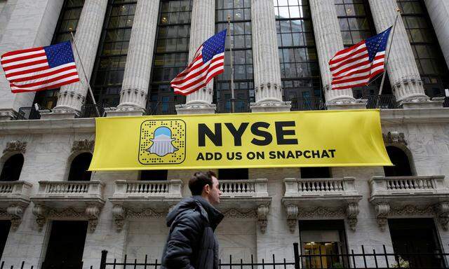FILE PHOTO - A Snapchat sign on the facade of the NYSE in New York City