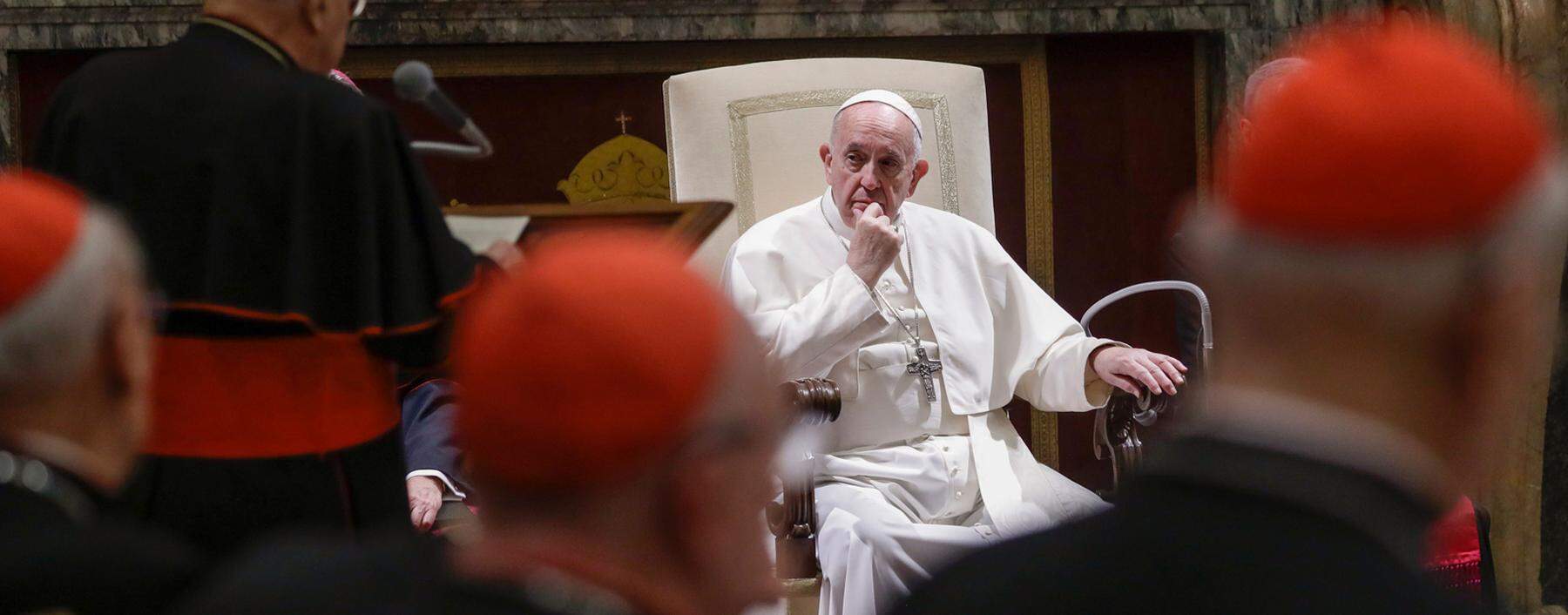 Papst Franziskus nimmt am Samstag im Vatikan die Weihnachtsgrüße der römischen Kurie durch Kardinal Angelo Sodano (l.) entgegen.