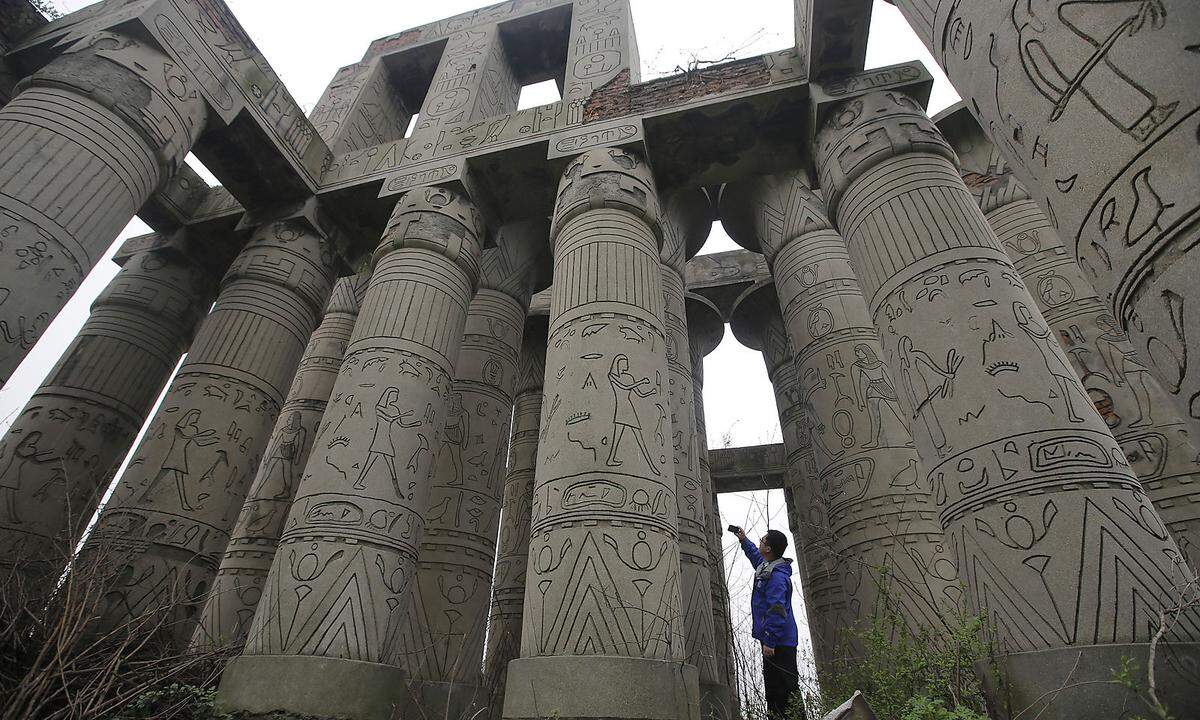 Auch der Karnak-Tempel, die größte Tempelanlage Ägyptens direkt am Nilufer, fand eine Nachahmung in Wuhan in der Provinz Hubei.