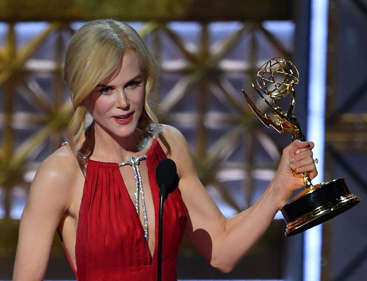 Außerdem gewann Nicole Kidman als eine von drei privilegierten Müttern, die in den Mord an einem Grundschulkind verwickelt werden, den Emmy als Beste Hauptdarstellerin in einer Mini-Serie. Und wie nett: Sie wolle die Auszeichnung mit ihrer Kollegin Reese Witherspoon teilen, die ebenfalls mitspielte und die Serie gemeinsam mit Kidman und einigen anderen auch produziert hat, sagte Kidman bei der Gala.Auch die Miniserien-Nebenrollen-Emmys gingen an „Big Little Lies“, nämlich an Alexander Skarsgard und Laura Dern.