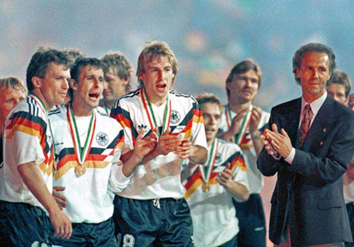 Aber auch "Kaisern" unterlaufen manchmal königliche Fehleinschätzungen: Nach dem Weltmeistertitel 1990 sprach der große Franz Beckenbauer: "Jetzt kommen die Spieler aus Ostdeutschland noch dazu. Ich glaube, dass die deutsche Mannschaft über Jahre hinaus nicht zu besiegen sein wird. Das tut mir leid für den Rest der Welt." Die Unbesiegbarkeit Deutschlands hielt aber dann ohnehin nur ein Jahr, dann setzte es ein 0:1 gegen Wales in der EM-Quali.