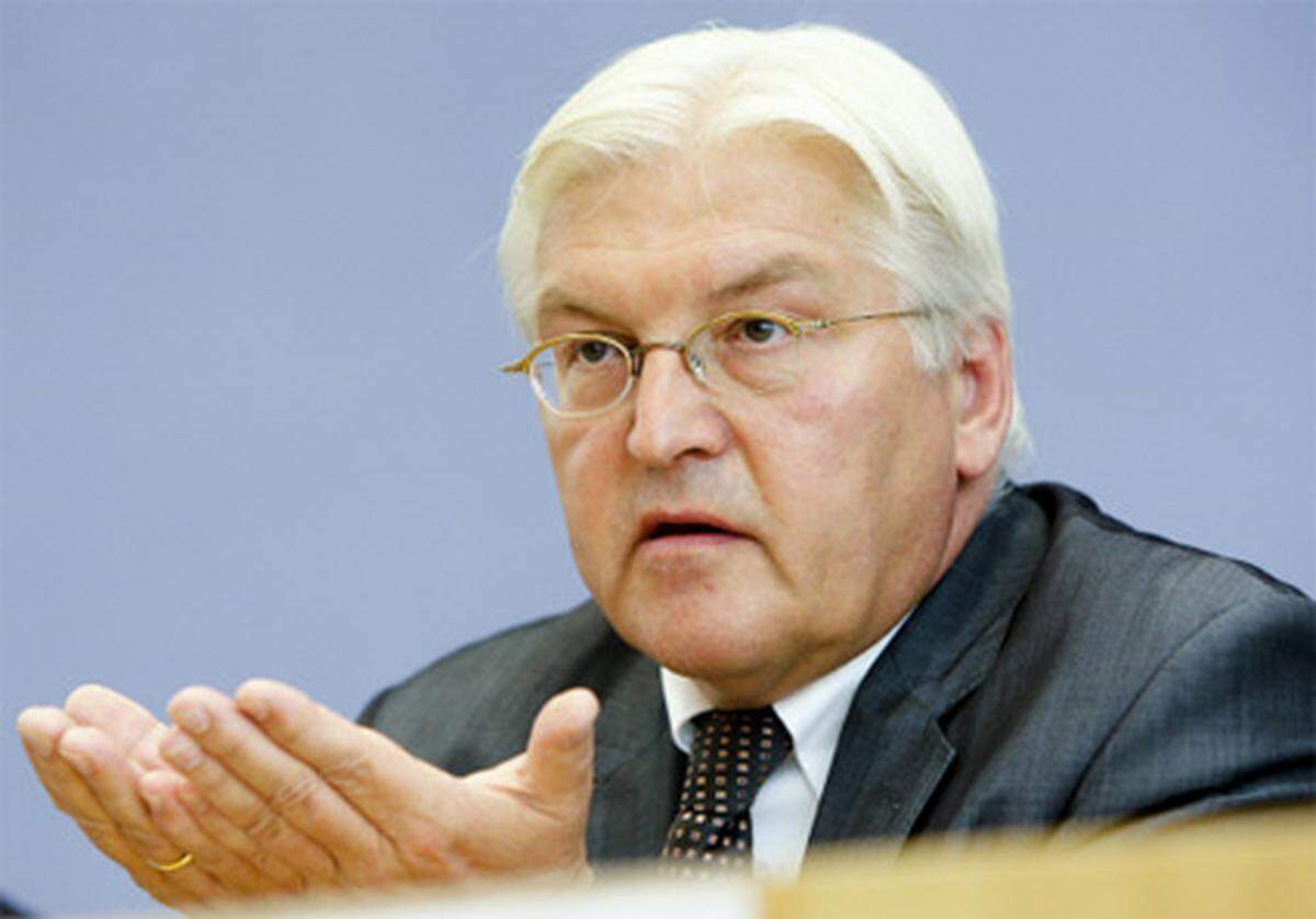 Nach dem SPD-Wahlsieg im Bund 1998 wechselte Steinmeier mit nach Berlin - anfangs als Staatssekretär, dann als Chef des Kanzleramtes. In dieser Zeit war er auch für die Kontrolle der Geheimdienste zuständig.