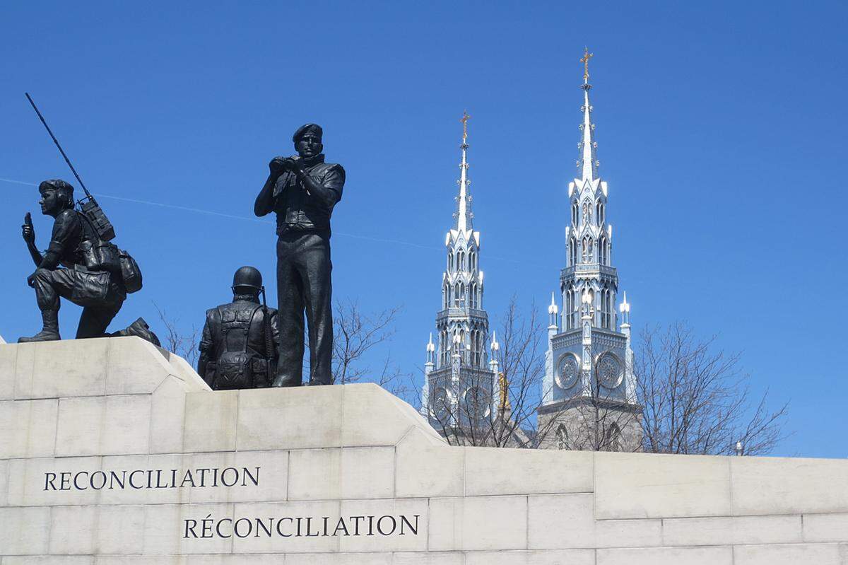 Das ist das hässliche, aber doch eindrucksvolle „Peacekeeping Memorial“, ein Monument, in dem sich Kanada als weltweiter Friedensstifter feiert, samt Gedenken an lebende und tote Friedenssoldaten.
