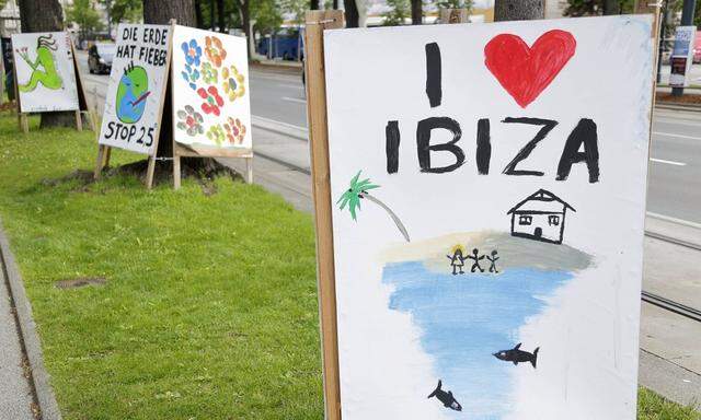 EU Wahl ergaenzte SPOe Plakate Themenplakate Wien Ring 23 05 2019 I love IBIZA Ibizagate Ibiza Af