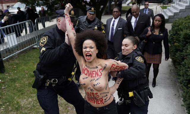 Femen-Einsatz zum Beginn des Strafprozesses gegen Bill Cosby in Norristown.