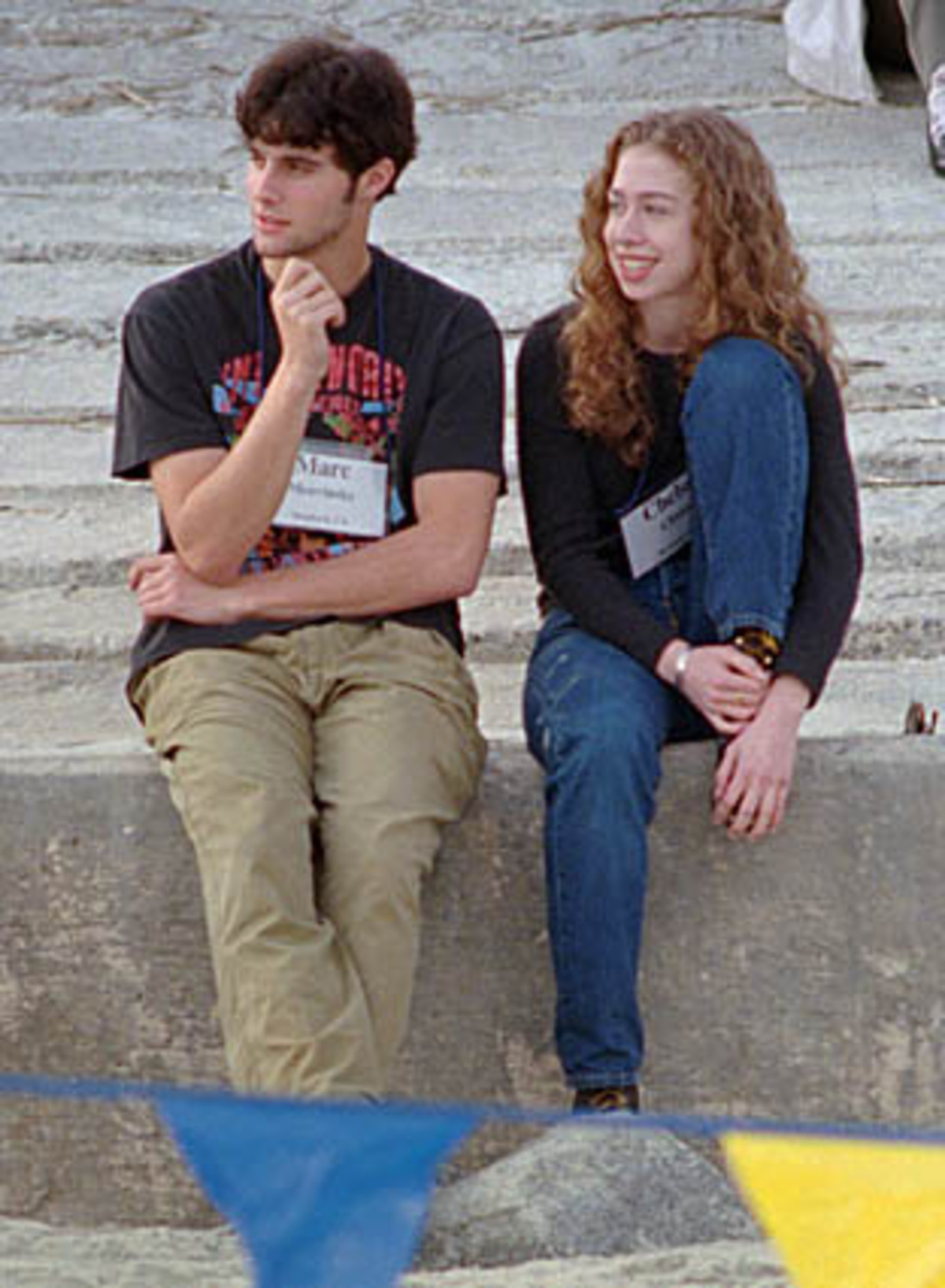 In Standford lernte Chelsea auch ihren zukünftigen Ehemann Marc Mezvinsky kennen, der ebenfalls einer Politikerfamilie entstammt und als Investmentbanker tätig ist.  Im Bild: Mezvinsky und Clinton 1996