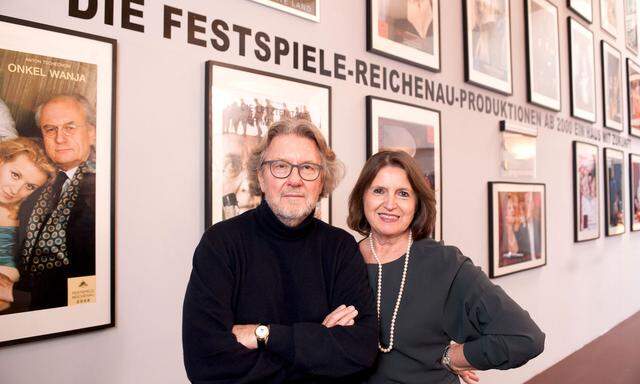 Ein Bild aus leichteren Tagen: Renate und Peter Loidolt 2016 vor einem Foto-Rückblick auf "ihre" Festspiele.