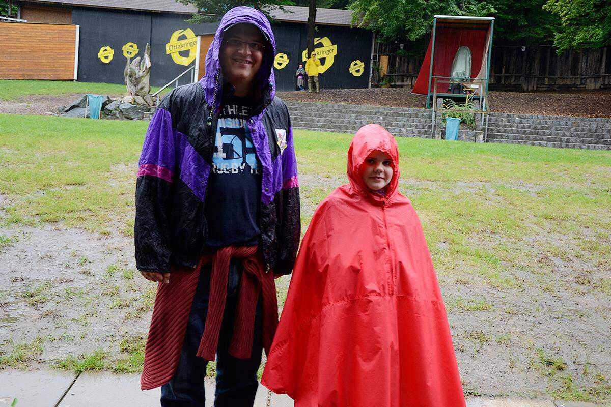 Der Regen prasselte inzwischen auf das Festival-Gelände, wer nicht unter dem schützenden großen Zelt vor der Bühne war verkroch sich in seinen Regenjacken.