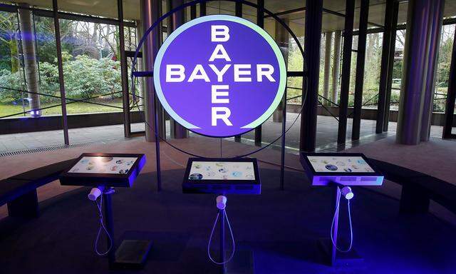 Der deutsche Pharmakonzern Bayer macht mehr Umsatz und Gewinn.