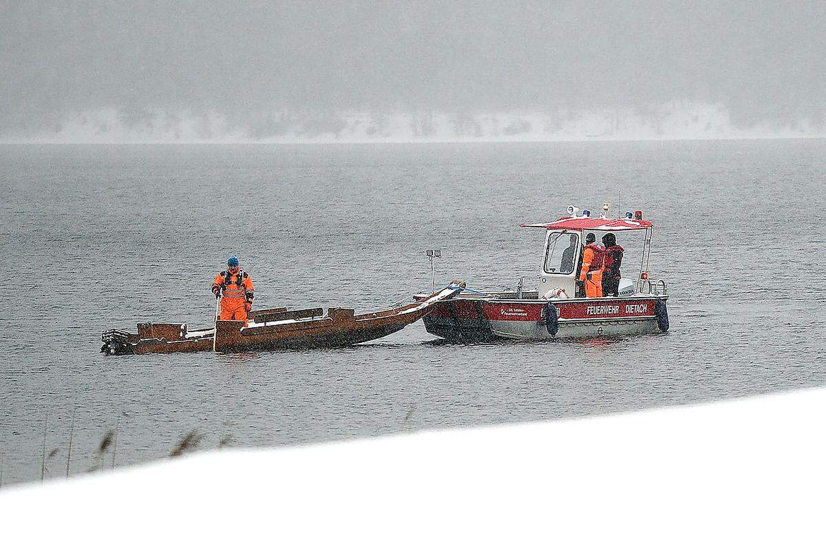 Mit einem Auftritt in "Spectre" darf auch diese Plätte rechnen: Das traditionelle Holzboot wird in den Film mit eingebunden. Dafür wurde es von einem Feuerwehrboot am Altausseer See in Position gebracht.