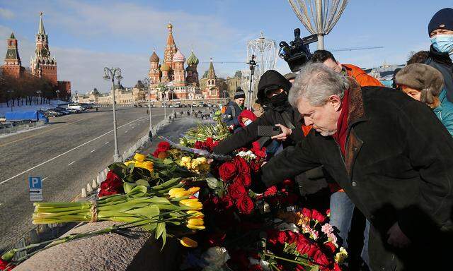 Grigori Jawlinski legt Blumen für den ermordeten Oppositionspolitiker Boris Nemzow nieder. 