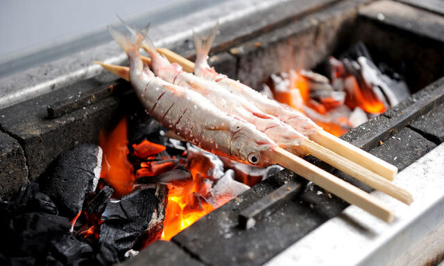 Die Riedlinge über dem Feuer, als Stanglfische.