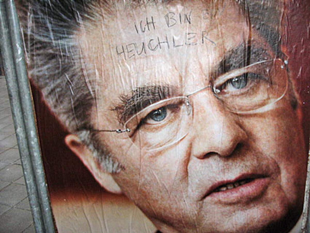 Die Plakate von Heinz Fischer waren noch zu Beginn des Wahlkampfs weitgehend frei von Graffitis, was sich im Lauf der Wochen aber änderte. Möglicherweise sind die FPÖ-Plakatierer einfach schneller mit dem Überkleben von frischen (und unbeschmierten) Plakaten.