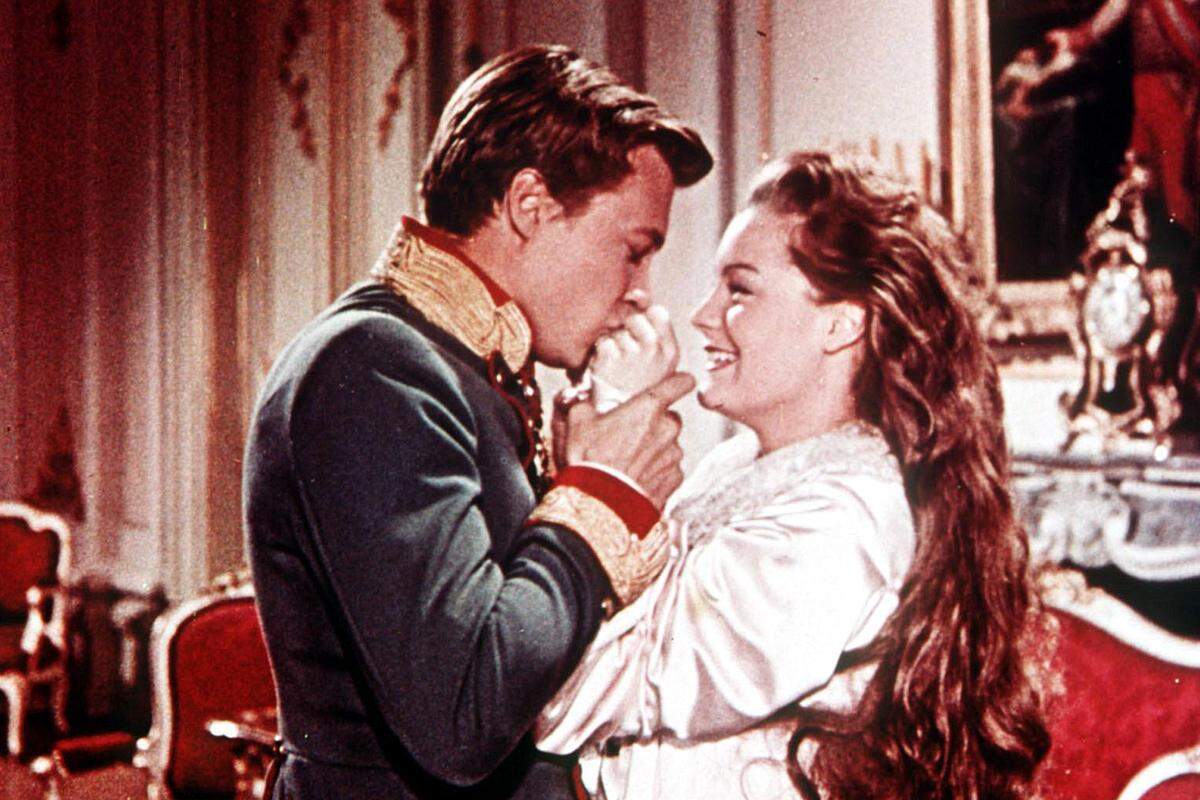 1948 gab Böhm in der Literaturverfilmung "Der Engel mit der Posaune" sein Spielfilmdebüt. Seinen Durchbruch bescherte ihm zweifelsohne die "Sissi"-Trilogie (1955 bis 1957), in der er an der Seite von Romy Schneider den jungen Kaiser Franz Joseph verkörperte.