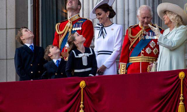 v.l: Prinz George, Prinz Louis, Prinz William, Prinzessin Charlotte, Prinzessin Catherine, König Charles, Königin Camilla