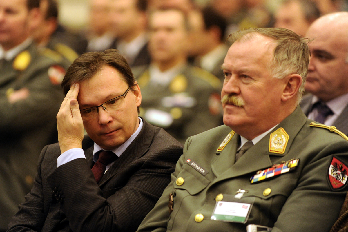 Der große SPÖ-Schwenk beginnt eigentlich schon im Wahl-Herbst 2010: Wiens Bürgermeister Michael Häupl wünscht sich in der "Krone" die Abschaffung des Bundesheers. Und die Forderung des Wiener SPÖ-Chefs wird rasch Parteilinie. Im Jänner 2011 legt SP-Verteidigungsminister Norbert Darabos, bis dahin glühender Verteidiger der Wehrpflicht, seine Pläne für die Abschaffung des Bundesheers vor. Sein Generalstabschef Edmund Entacher hält nichts davon, tut diese Meinung auch öffentlich kund und wird daraufhin abgesetzt. Im November setzt es dann eine peinliche Niederlage für Darabos: Entachers Versetzungs-Bescheid wird aufgehoben. Der General ist wieder in Amt und Würden. Und die Wehrpflicht-Debatte liegt auf Eis. Eine von der SPÖ geforderte Volksbefragung über die Wehrpflicht kommt vorerst nicht zustande.