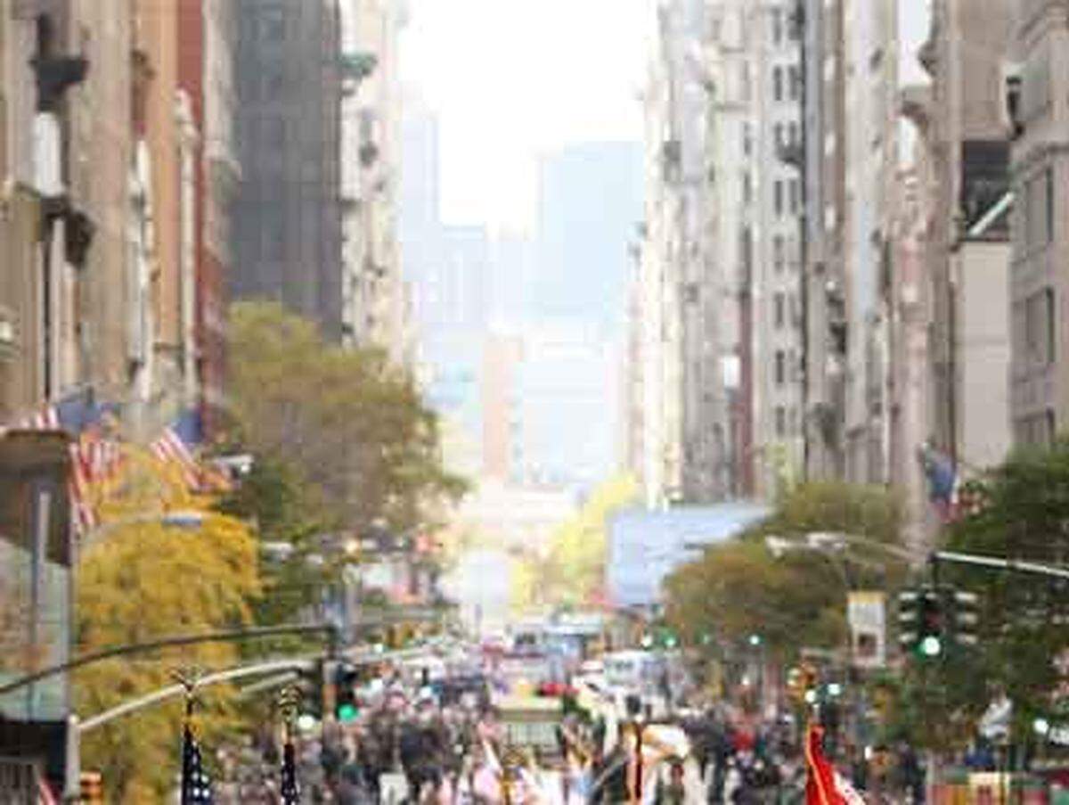 Die 5th Avenue in New York war jahrelang die teuerste Einkaufsstraße der Welt und ist nun auf Platz 2. Durchschnittlich 1767 Euro kostet die Miete in der 5th Avenue.