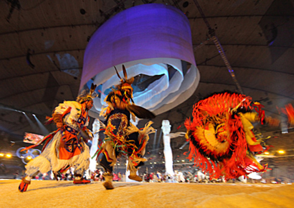 Die Eröffnung stand auch im Zeichen des nur wenige Stunden zuvor beim Training tödlich verunglückten georgischen Rodlers Nodar Kumaritaschwili.
