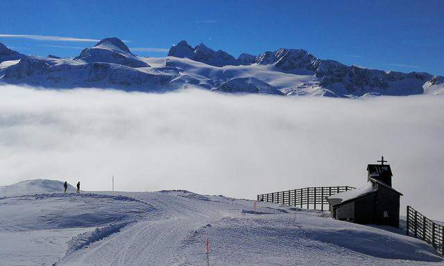 Über den Wolken. Der Blick von der Welterbespirale in Richtung Dachstein.