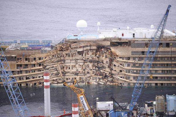 Im letzten Jahr wurde die Costa Concordia auf einer im Meeresgrund verankerten Plattform fixiert. Danach konnte das Wrack eingehend unter- und durchsucht werden.