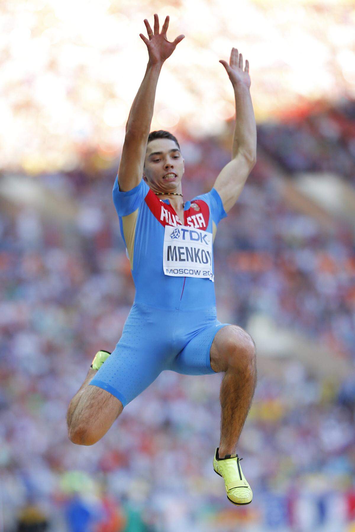Der Russe Aleksandr Menkov, der mit einen Satz auf 8,56 Meter überlegen zu Gold springt, ist der erste Weltsprungweltmeister, der aus Europa kommt. Dahinter überrascht in einem Zentimeterkrimi der Niederländer Ignisious Gaisah, der um zwei Zentimeter Silber vor dem Spanier Luis Rivera holt
